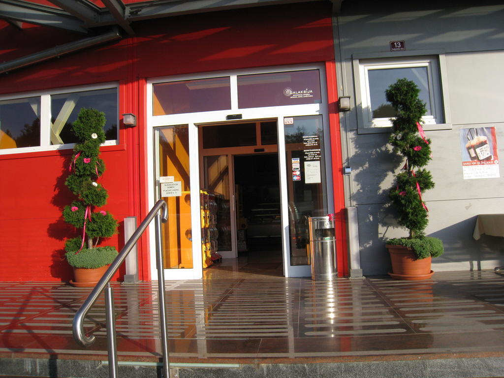 Hotel Galaksija Trebnje Екстериор снимка